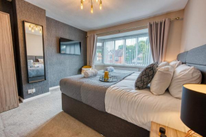 Elegant 5 Bed House - Sleeps 9, Central Solihull, NEC, JLR, HS2, Resorts World, Airport Business and Leisure Stays,